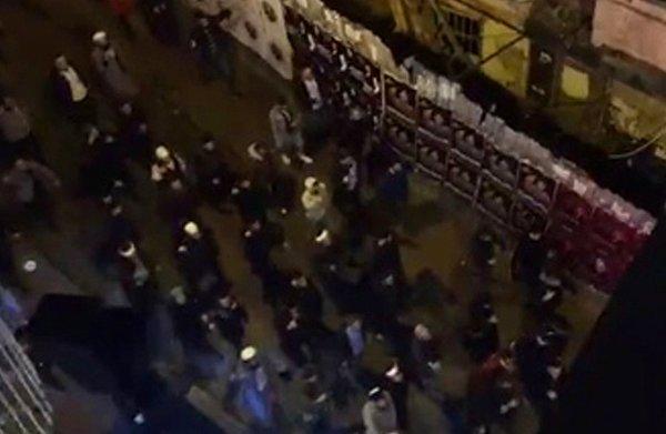 Akşam saatlerinde Taksim'deki Mis Sokak'a gelen bir grup, "Ezana uzanan eller kırılsın" sloganları attı.