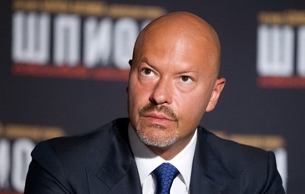 Сын оскароносного Сергея Бондарчука является не только актером, но и продолжает традиции отца, став одним из самых успешных современных отечественных режиссеров. Он снял первый российский фильм в формате IMAX "Сталинград", а также под его руководством появился боевик "Притяжение".