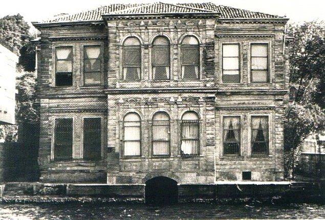 1983: Beylerbeyi'nde restorasyonu süren tarihi İsmail Hakkı Efendi Yalısı, gece çıkan yangında kül oldu.