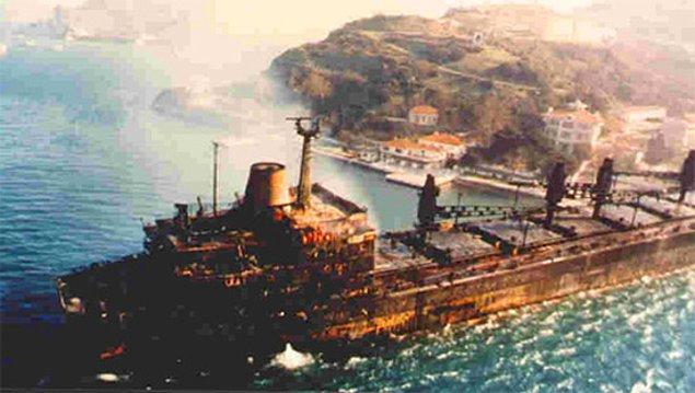 1994: İstanbul Boğazı'nda iki Rum gemisinin çarpışması sonucunda yangın çıktı.