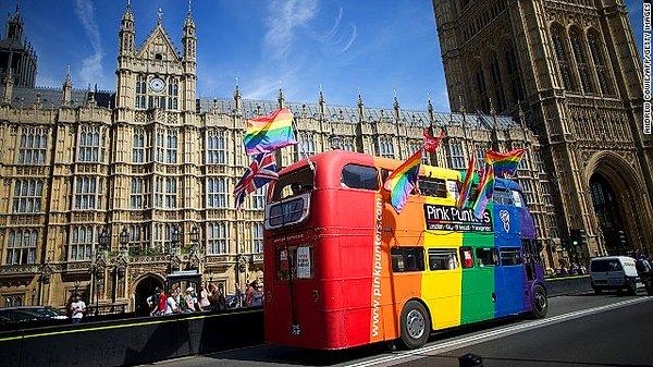 2014: Birleşik Krallık'a bağlı İngiltere ve Galler'de eşcinsel evlilik yasası yürürlüğe girdi.