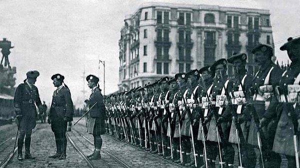 1920: Birleşik Krallık otoriteleri, İstanbul'da yüz elli kişiyi tutukladı.