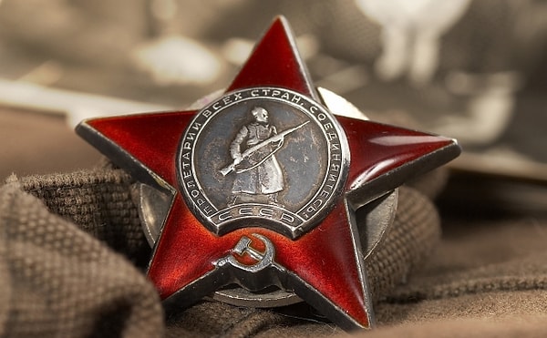 2. Когда Президиум Верховного совета СССР издал указ «О прекращении состояния войны между Советским Союзом и Германией», которым официально закончилась война?