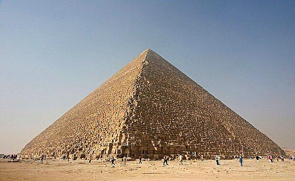 14. Popüler olan bir inancın aksine, piramitler, köleler yerine paralı çalışan insanlara yaptırılmıştır.
