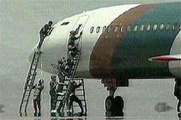 2001: İstanbul - Moskova seferini yapan Tupolev Tu-154 tipi bir uçak, Çeçen korsanlarca kaçırıldı.