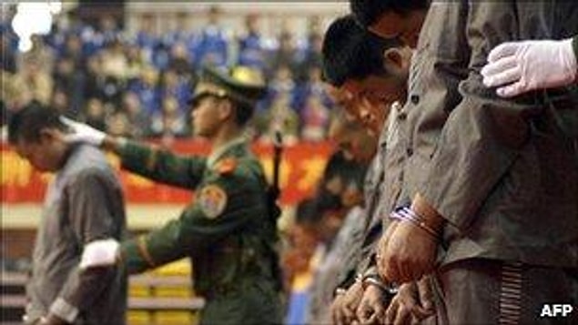 2004: Çin Halk Cumhuriyeti'nde ilk kez bir milletvekili, ülkede yılda 10 bin insanın idam edildiğini açıkladı.