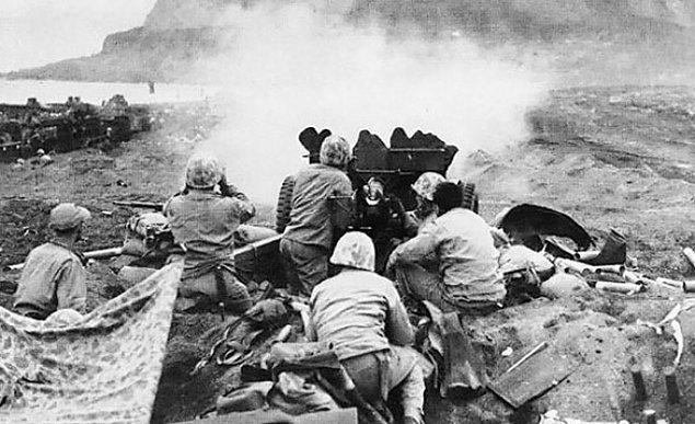 1945: II. Dünya Savaşı: Küçük bir Japon direnişi kaldıysa da Iwo Jima Muharebesi sona erdi.