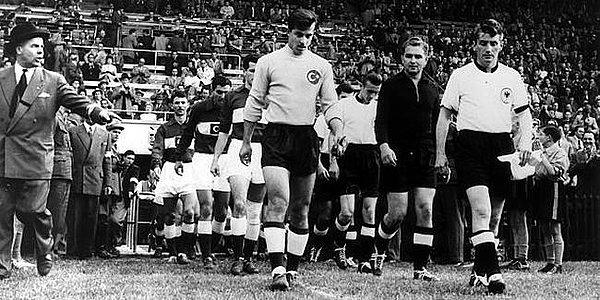 1954: İspanya'yı kura sonucunda eleyen Türkiye millî futbol takımı, FIFA Dünya Kupası'na katılmaya hak kazandı.