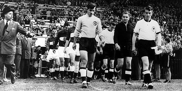 1954: İspanya'yı kura sonucunda eleyen Türkiye millî futbol takımı, FIFA Dünya Kupası'na katılmaya hak kazandı.