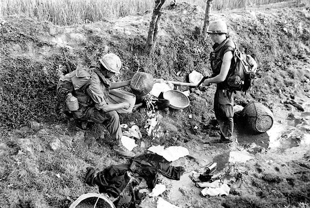 1970: ABD Ordusu, My Lai katliamını örtbas etmeye çalıştıkları için 14 subay hakkında soruşturma başlattı.