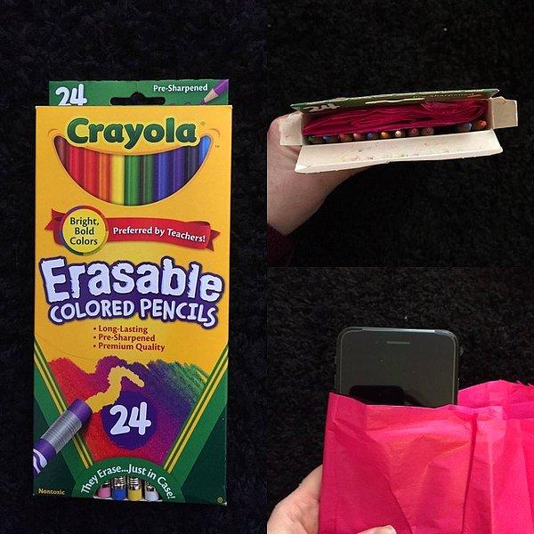 20. "Eşim küçükken doğum günlerinde aldığı renkli kalemlerden nefret edermiş çünkü kendisi renk körü. iPhone'u olmasını çok istiyordu, ben de bir tane aldım ve boya kalemi kutusunda verdim."