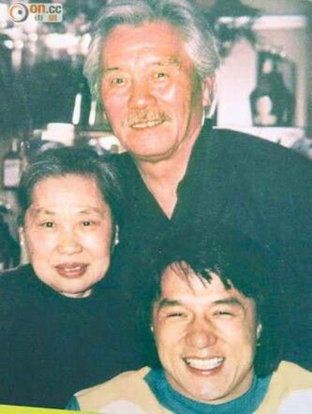 16. Jackie Chan'in annesi afyon kaçakçısı, babası ise ajandı.