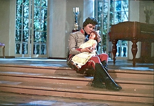 6. А помните имя героини, которой довелось служить в одном полку с поручиком Ржевским?