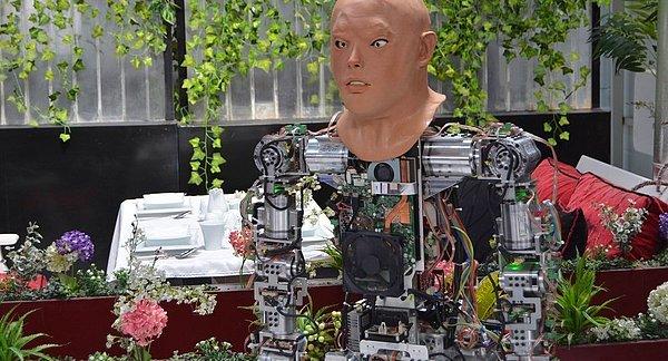 Konya'daki Akınrobotics fabrikasında üretilen robota yüz eklendi.