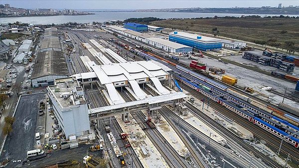 Demir yolu hattı, Ayrılık Çeşmesi'nden Gebze'ye 43,8 kilometre, Kazlıçeşme'den Halkalı'ya 19,2 kilometre olmak üzere toplam 63 kilometre uzunluğunda.