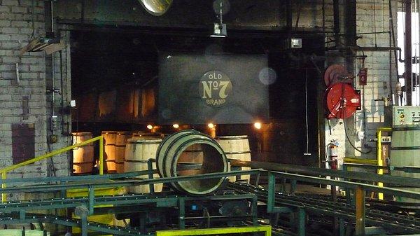 Odun kömüründe yumuşatma ise yeni yapılan viskinin yaklaşık 3 metrelik akça ağaç kömürüyle sımsıkı doldurulmuş dev konteynerlerden yavaşça damlatılmasını içeriyor.