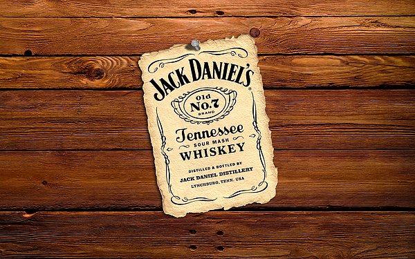 Güçlü ve dik başlı olduğu kadar akıllı da bir adammış kendisi. Ülkenin ilk kayıtlı Damıtım Evi için hükümetin vergi koyacağını tahmin eden Jack Daniel, 1866 yılında damıtım evini yasal olarak tescil ettirdi. Böylece alkol üretimini tescillendiren ilk kişi oldu.