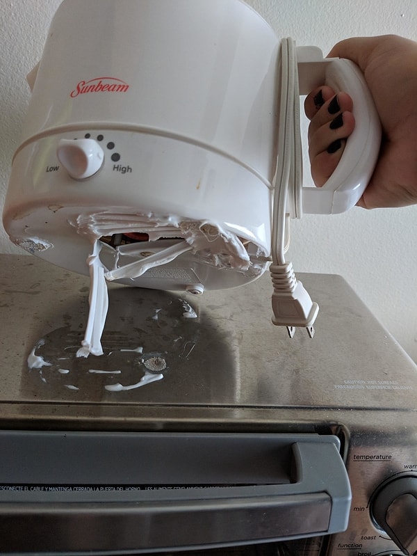 9. «Приготовил обед и забыл убрать чайник с тостера»