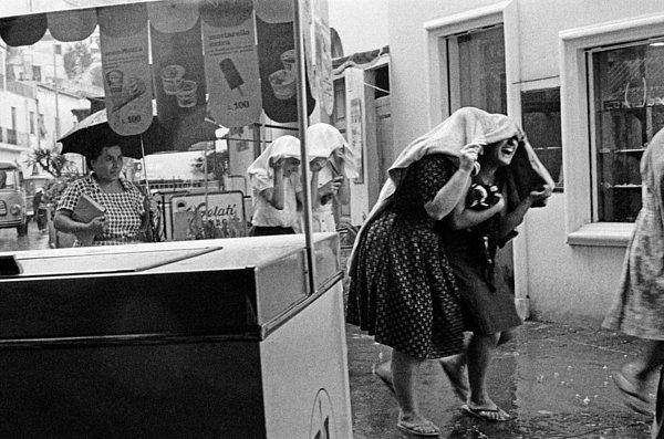 3. Capri Adası'nın yağmurundan kaçan iki kadın, İtalya, 1964.