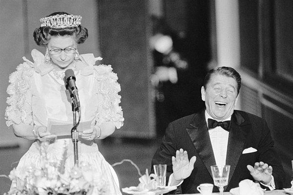 11. Kaliforniya'nın gürültülü havasıyla ilgili espri yapan II.Elizabeth'e gülen ABD başkanı Ronald Reagan.