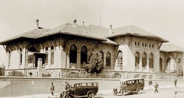 Meclisi açılan bu yeni devlete bir de milli marş lazımdı. Bu nedenle 1920 yılının sonlarında bir yarışma düzenlendi ve katılımcılara 6 ay süre verildi. Ödül de 500 lira olarak belirlendi ki o dönem için önemli bir meblağ.