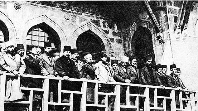 Komisyonun seçtiği altı şiir mebuslara dağıtılmak üzere matbaada basıma girdi. Bu arada Maarif Vekili olan Hamdullah Suphi (Tanrıöver), dönemin Ankara mebusu Mehmet Akif'ten bir şiir yazmasını istedi.