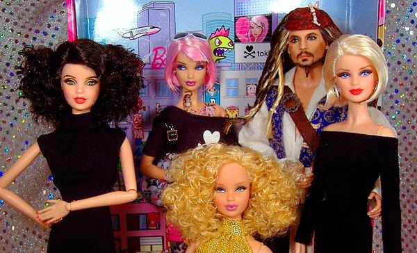 15. Johnny Depp'in Barbie bebeklere olan merakını daha önce duydunuz mu bilmiyoruz. Ama kendisinin bu bebek konusuna acayip takıntılı olduğunu söyleyebiliriz.