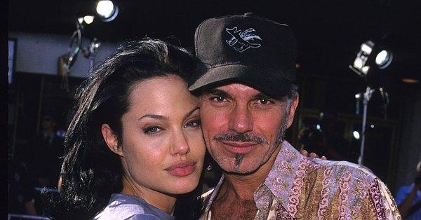 9. Bundan yıllar yıllar önce, Billy Bob Thornton ve Angelina Jolie hala birlikteyken iki sevgili içinde birbirlerinin kanı olan kolyeler takıyorlardı. Romantik mi değil mi bilemedik...