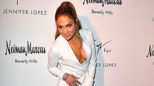 5. Ünlü şarkıcı ve oyuncu Jennifer Lopez, konserleri öncesi renklerle dikkatinin dağılmasından hoşlanmıyor. Bu sebeple soyunma odasını tamamen beyaz mobilyalarla döşemiş.