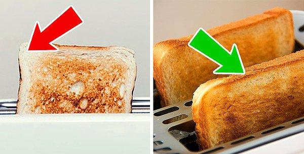 Ekmek kızartırken ekmeği kızartma makinesine yatay biçimde koyun. Böylece dilimin tamamını eşit şekilde pişirin.