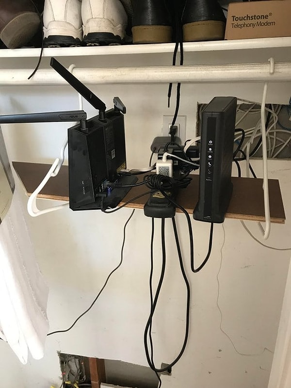 6. Берем две вешалки и доску, и полка готова!