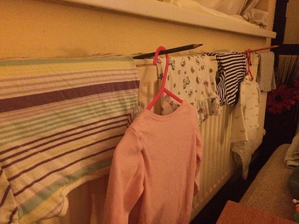 11. Вещи долго сохнут? Берем карандаши, вставляем в проемы батареи, и сушилка нового поколения готова!