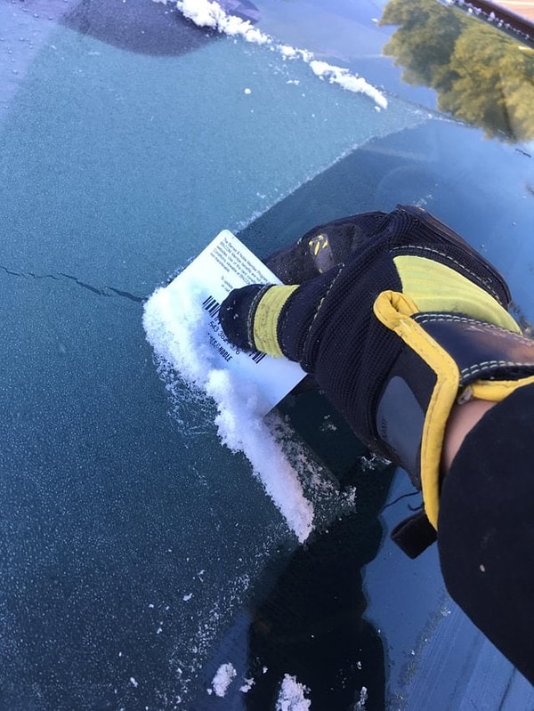 12. Ненужной пластиковой картой можно почистить заледеневшее стекло