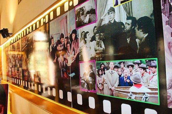 Filmlerin çekildiği odanın müzeye dönüştürüldüğü kasırda odaya girer girmez sıralarla, oyuncuların fotoğraflarıyla ve anılarla karşılaşıyorsunuz.