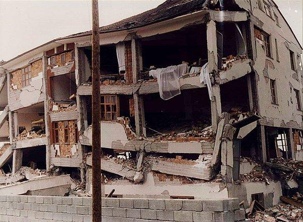 13 Mart 1992, saatler 19:20'yi gösterdiğinde 6.8 şiddetinde bir deprem meydana geldi.
