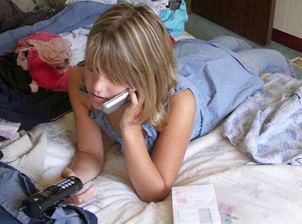 4. Когда так заболтался по телефону, что не заметил, как вывернулись твои коленки...