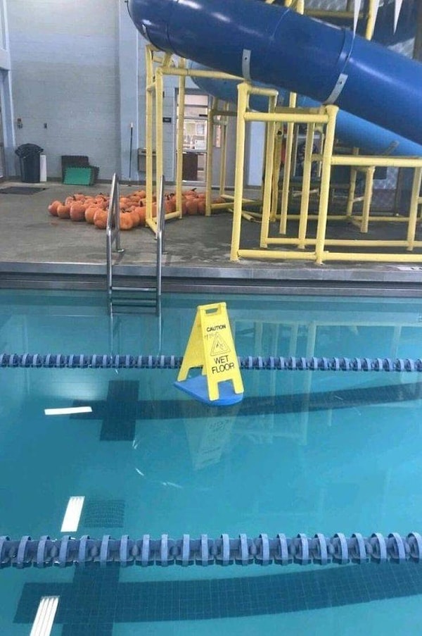 40. "Осторожно, мокрый пол!" Да уж, действительно мокрый.