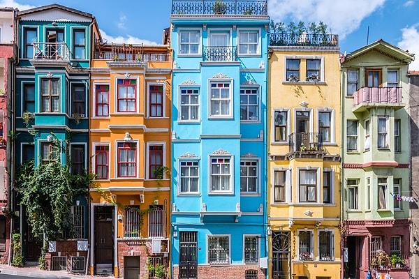 11. Balat'ın rengarenk evleri arasında dolaşıp eski sokaklarına ve hala yaşayan mahalle kültürüne tanıklık edebilmek.