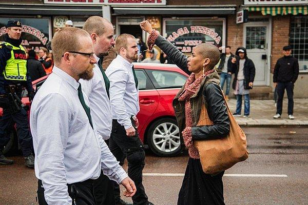 2. İsveçli Maria-Teresa Asplund yüzlerce Neo-Nazi yürüyüşçüsünün karşısında tek başına duruyor.