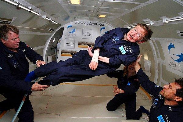 16. Sıfır yer çekiminde Stephen Hawking.