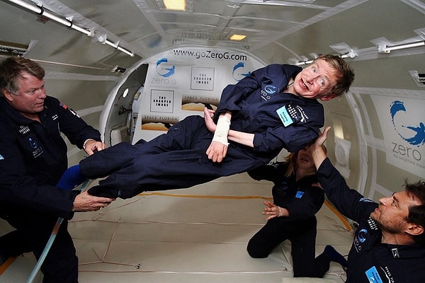 16. Sıfır yer çekiminde Stephen Hawking.