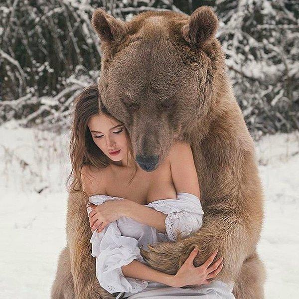 17. Stephan isimli ayı, onu yalnızca 3 aylıkken sahiplenen Svetlana Panteleenko'ya sarılıyor.