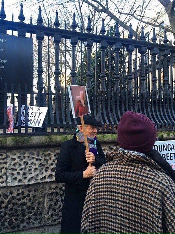 22. Sir Ian McKellen Kadın Yürüyüşü sırasında caps tutuyor.
