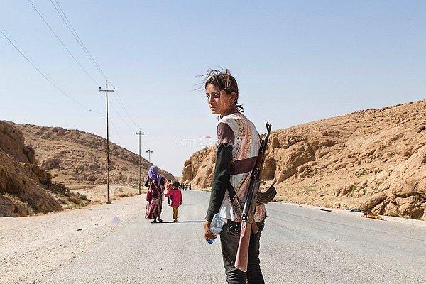 29. Ailesini IŞİD'e karşı koruyan Yezidi bir kız.