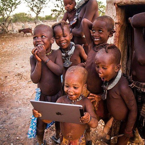 35. İlk kez tablet gören kabile çocukları.