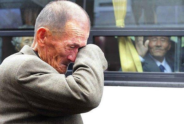 38. Kuzey Koreli adam, 2010'da gerçekleşen Kore içi geçici aile buluşmasının ardından Güney Koreli kardeşine el sallıyor.