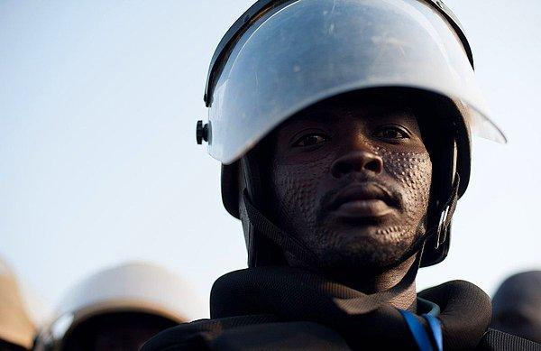 46. Yüzünde kabile işaretleri bulunan Güney Sudan'lı bir eylem polisi.