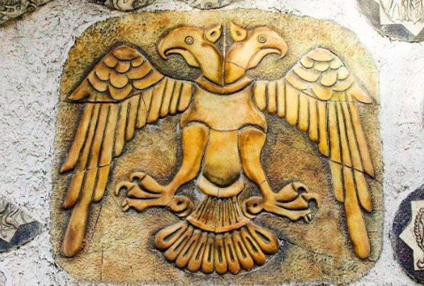 15. Doğu Roma, Selçuklu, Rus, Ermeni ve diğer Doğu Avrupa halklarının sembol olarak kullandığı çift başlı kartal, hem bu dünyayı hem de öbür dünyayı simgelemektedir.