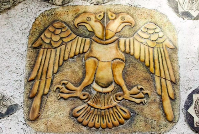 Doğu Roma, Selçuklu, Rus, Ermeni ve diğer Doğu Avrupa halklarının sembol olarak kullandığı çift başlı kartal, hem bu dünyayı hem de öbür dünyayı simgelemektedir.