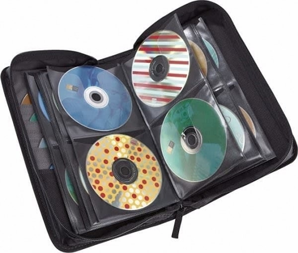 14. Раньше это было необходимостью, чтобы, не дай Бог, не повредить или не потерять драгоценный диск. Не сомневаемся, сегодня тоже многие хранят CD таким образом